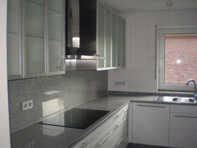Ikea-Küchen mit Granitplatten als Arbeitsplatte | Küchenmontagen ...